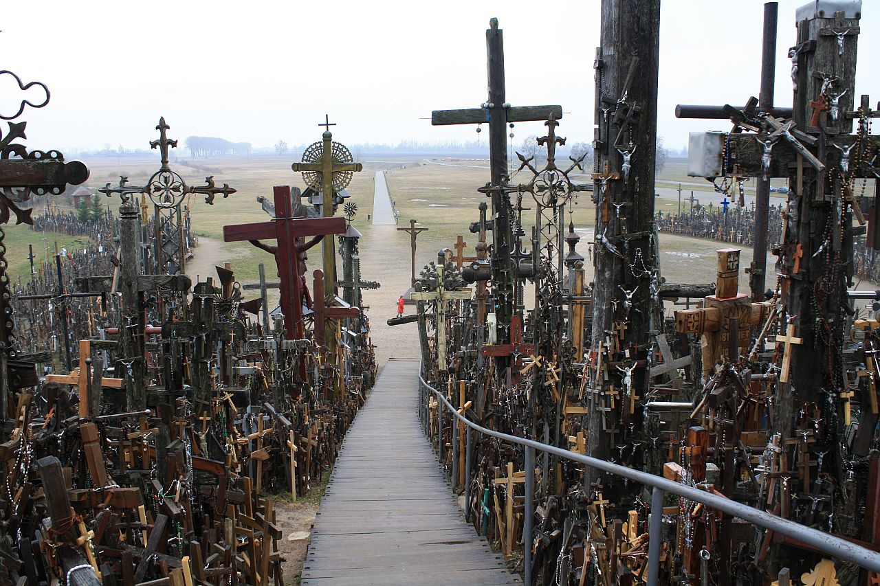 Добраться до Горы Крестов можно на арендованной машине, такси или общественном транспорте из Шяуляя – фотографии Литвы