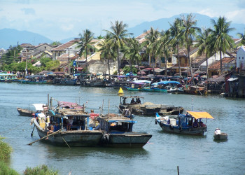 Рыбацкие шхуны на реке в Хойан, Вьетнам – фотографии Вьетнама