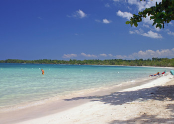 Отдых туристов на пляже в Уайтхаусе, Ямайка – фотографии Ямайки