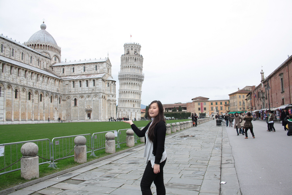 Туристы фоткаются у Пизанской Башни. Фото 2 – фотографии Италии