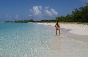 Девушка на пляже острова Эксума, Багамские острова – фотографии Багамских островов