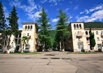 Начало хвойной аллеи. Ткуарчал. Абхазия – фотографии Абхазии