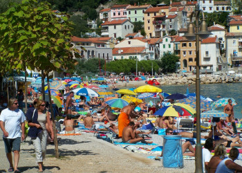 Люди на пляже в Мощеничка-Драга, Хорватия. Фото 5 – фотографии Хорватии