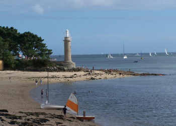 Маяк на берегу в Беноде, Франция – фотографии Франции