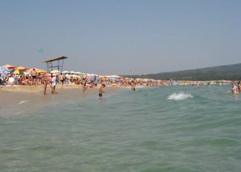 Люди на пляже в Приморско, Болгария – фотографии Болгарии