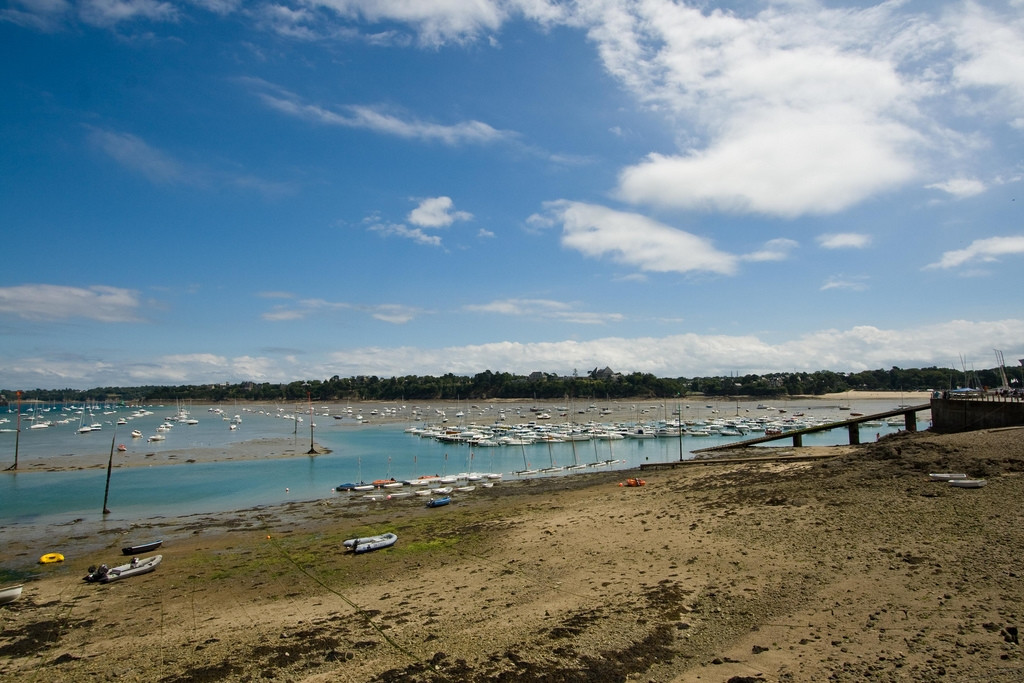 Отлив в Динарде, Франция – фотографии Франции