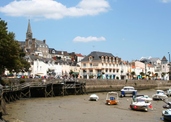 Дома на набережной в Порнике, Франция – фотографии Франции