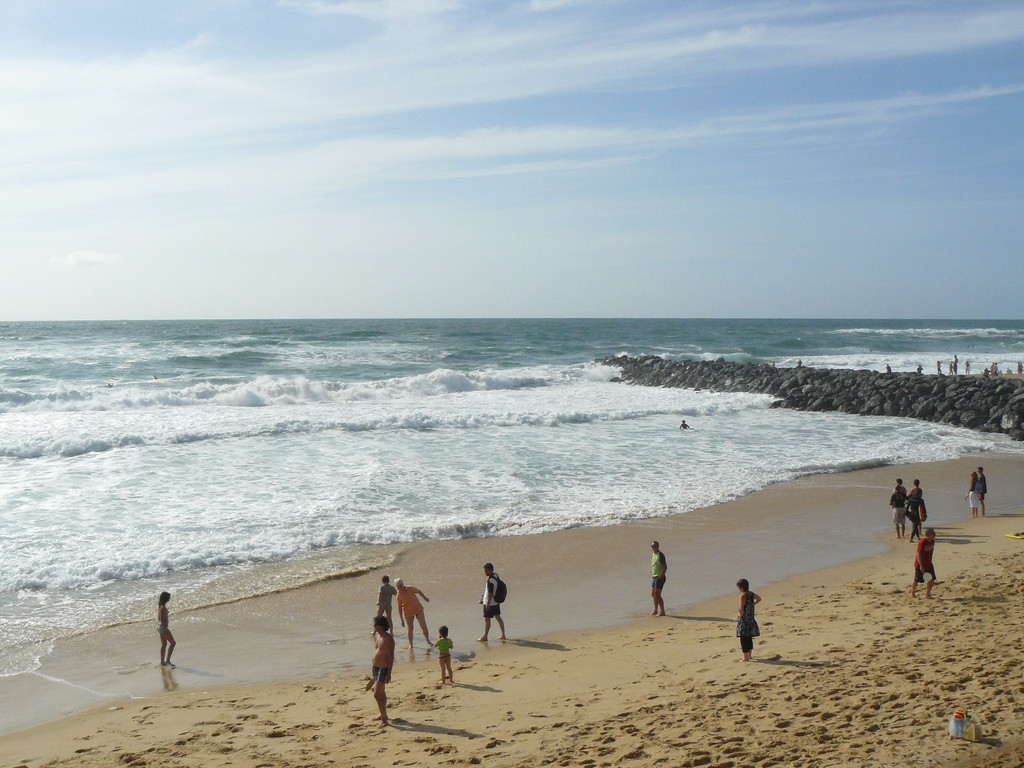 Люди на пляже в Капбретоне, Франция – фотографии Франции