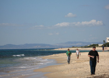 Мужчины на пляже в Северном Тунисе – фотографии Туниса