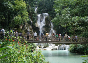 Смотровой мост. Водопад Куанг Си. Лаос – фотографии Лаоса