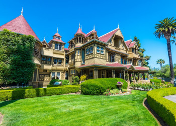 Сара Винчестер взялась за перестройку Дома Винчестеров, вложив в неё всё своё огромное наследство – фотографии США