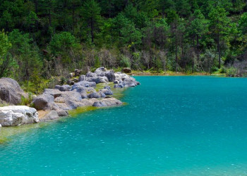 Такой цвет воды в Долине Голубой Луны придаёт особенность горной породы, богатой карбонатом кальция – фотографии Китая