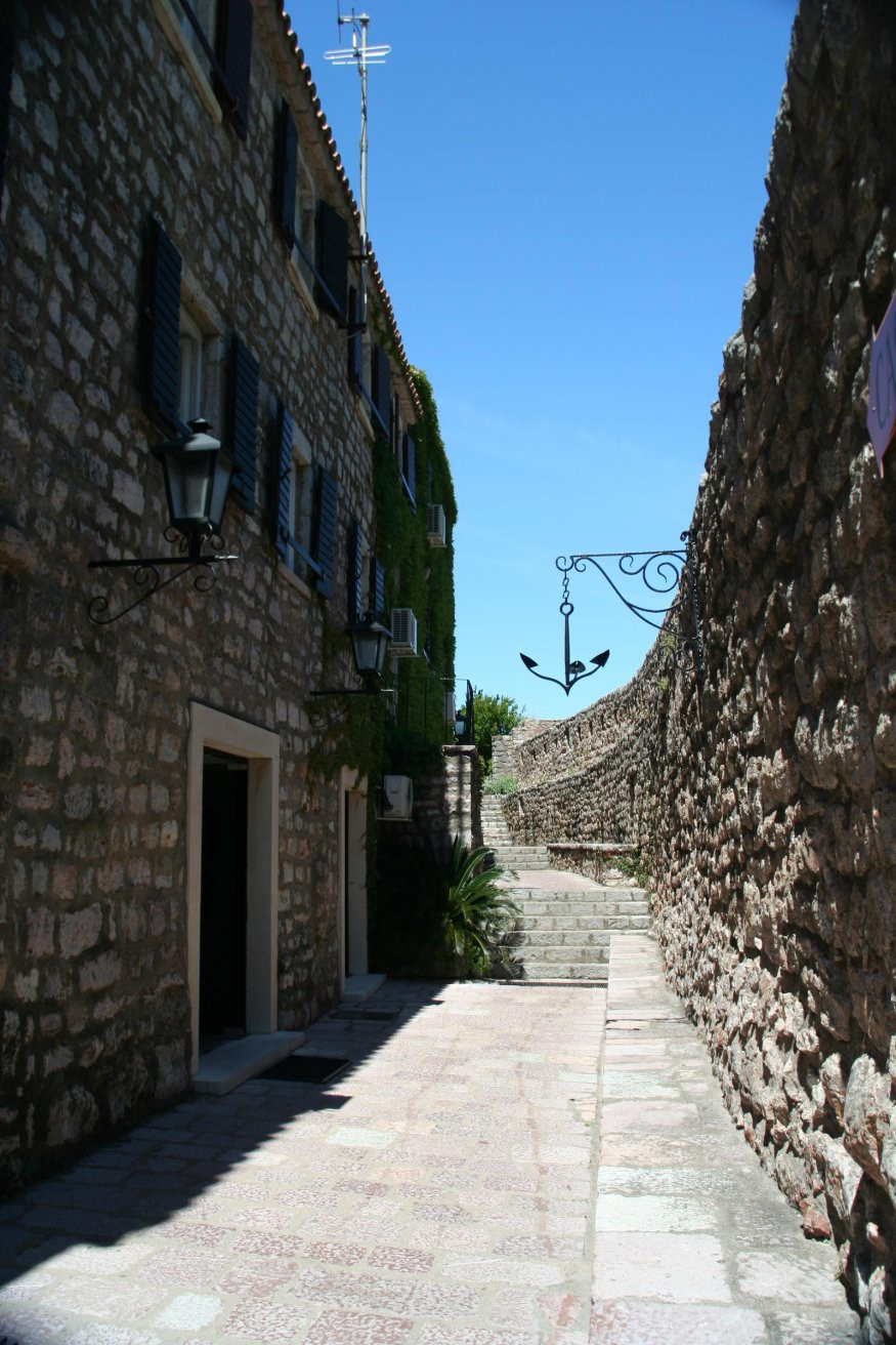 Улица в Святой Стефан, Черногория – фотографии Черногории