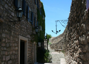 Улица в Святой Стефан, Черногория – фотографии Черногории