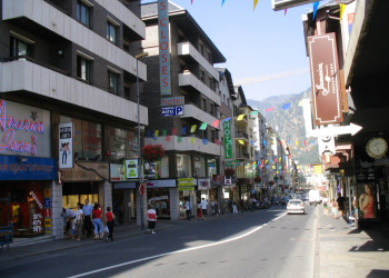 Типичная улица в Andorra la Vella – фотографии Андорры