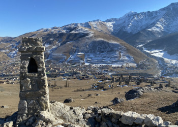 Старинное селение Цимити, вид на склепы, башни и разрушенные постройки – фотографии России