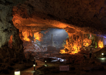 Пещера в бухте Халонг – фотографии Вьетнама