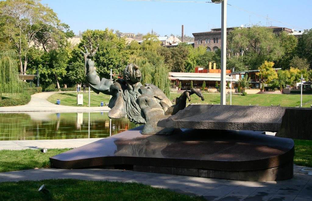 Памятник композитору Арно Бабаджаняну в Ереване, Армения. Фото 6 – фотографии Армении