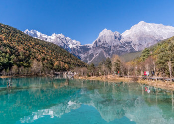 Изумительный фон Долины Голубой Луны в виде вершины с названием Снежная Гора Нефритового Дракона – фотографии Китая