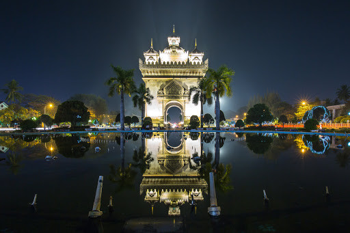 Ночная подсветка арки Патусай. Лаос – фотографии Лаоса