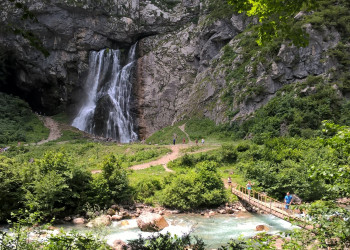 Река Юпшара на фоне водопада. Абхазия – фотографии Абхазии