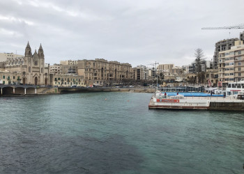 Бассейн в заливе Баллута – фотографии Мальты