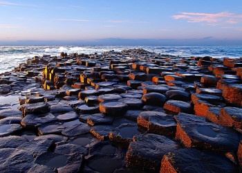 В трёх км от города Бушмилс, что в Северной Ирландии, находится Дорога гигантов – фотографии Великобритании