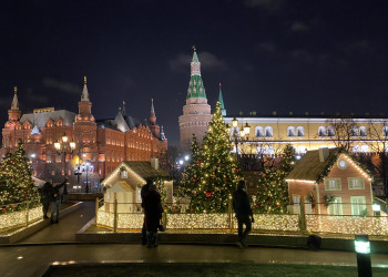 Вид с Охотного ряда на Красную площадь в новогодние дни – фотографии России