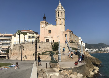 Красивая церковь Parròquia de Sant Bartomeu i Santa Tecla в Ситжесе – фотографии Испании