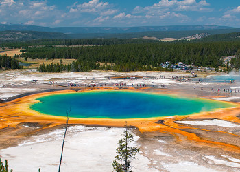 Вид на геотермальный источник Гранд Присматик Спринг, парк Йеллоустоун, США – фотографии США