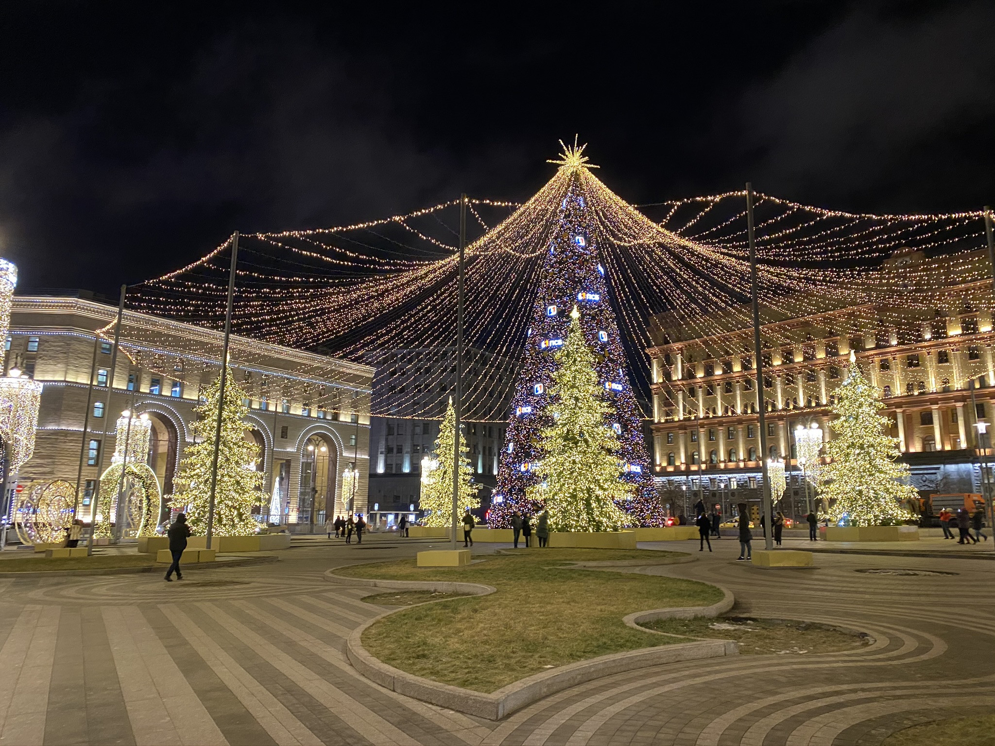 Лубянская площадь на Новый год в Москве – фотографии России