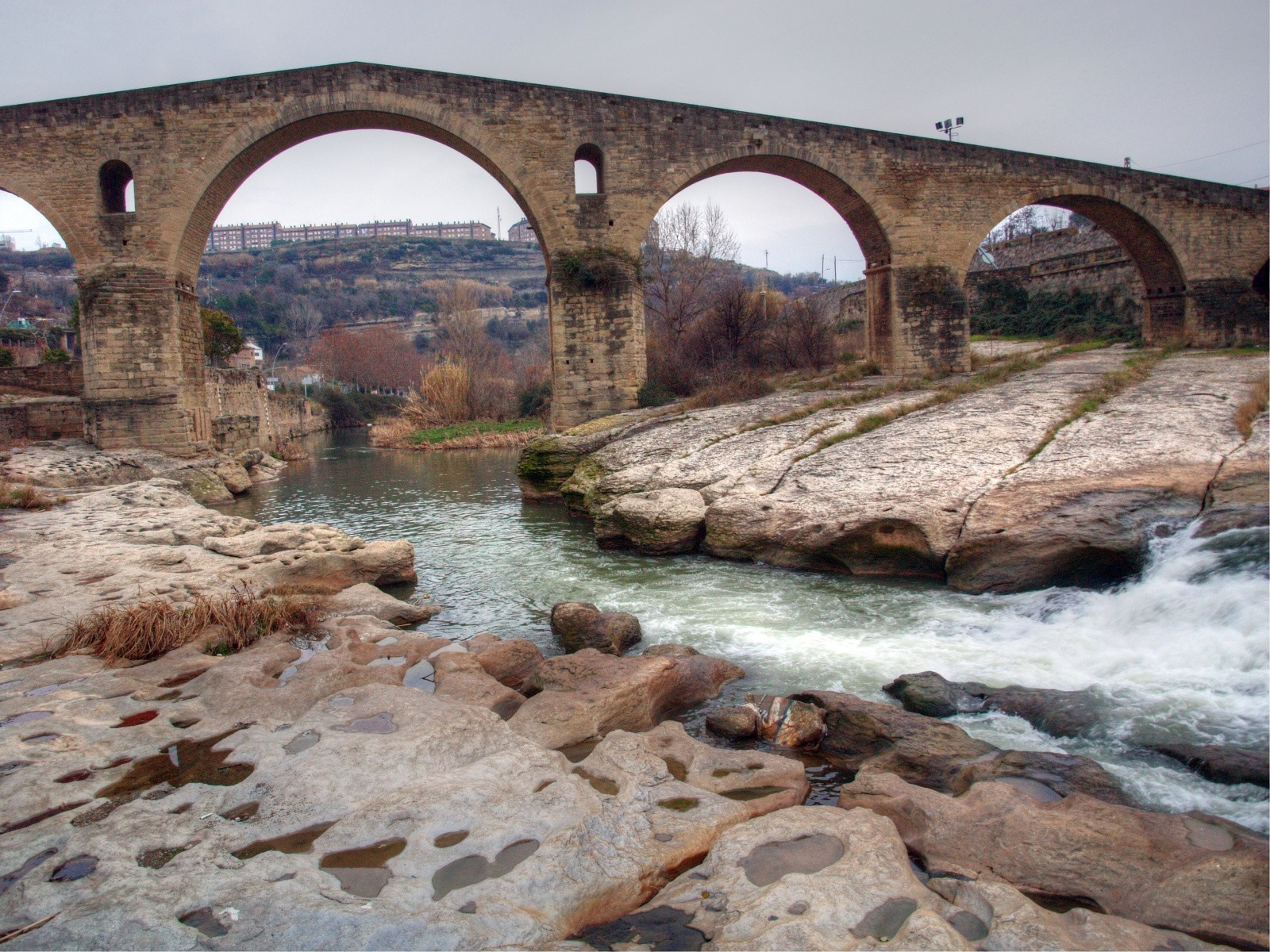 Старый мост Манресы – фотографии Испании