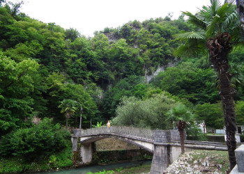 Мост через реку в лесу. Новый Афон. – фотографии Абхазии