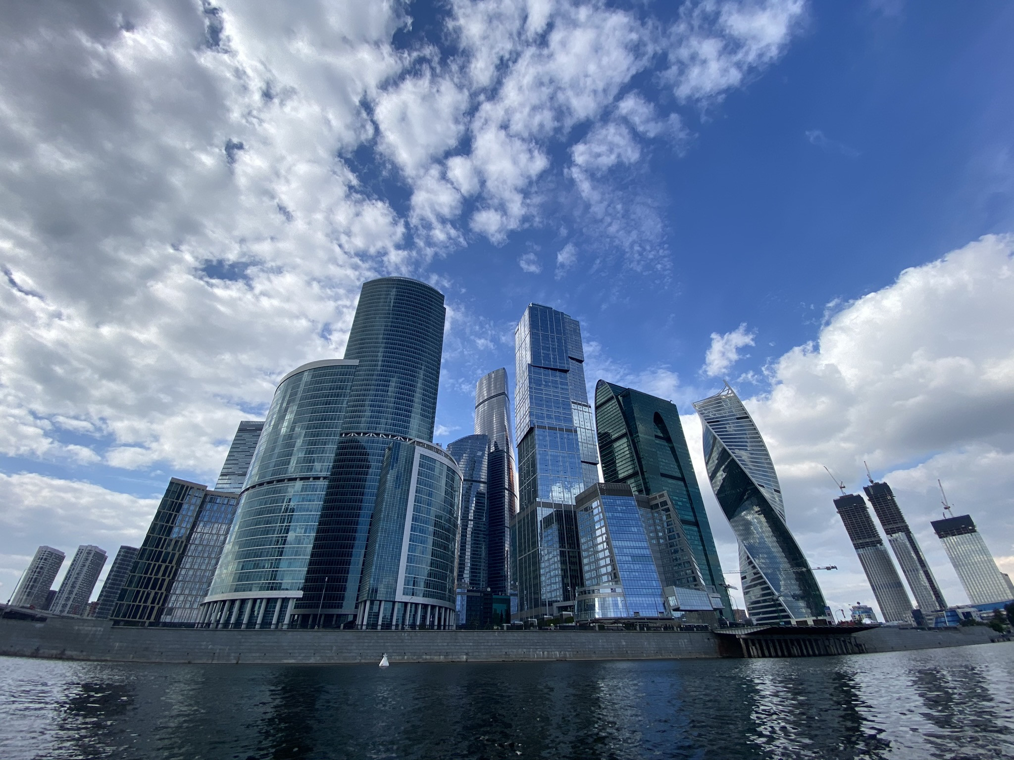 Вид на небоскребы Москва Сити с лодки – фотографии России