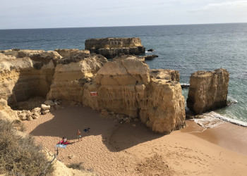 Красивый пляж Praia do Castelo в 7,5 км от Албуфейры, Португалия – фотографии Португалии