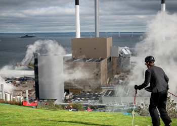 Лыжник на крыше мусоросжигательного завода Amager Bakke в Дании – фотографии Дании