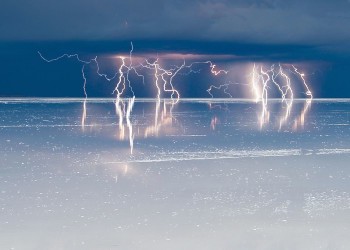 Молнии на высохшем соленом озере Уюни в Боливии – фотографии Боливии