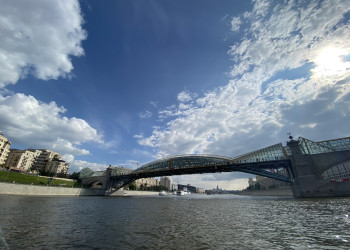 Вид на пешеходный мост Богдана Хмельницкого с воды, Москва – фотографии России