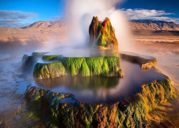 Многоцветный геотермальный гейзер Флай регулярно распыляет воду на полтора метра в воздух – фотографии США