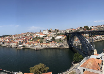 Вид на мост и Порту со смотровой площадки у сада Морро (Jardim do Morro) – фотографии Португалии