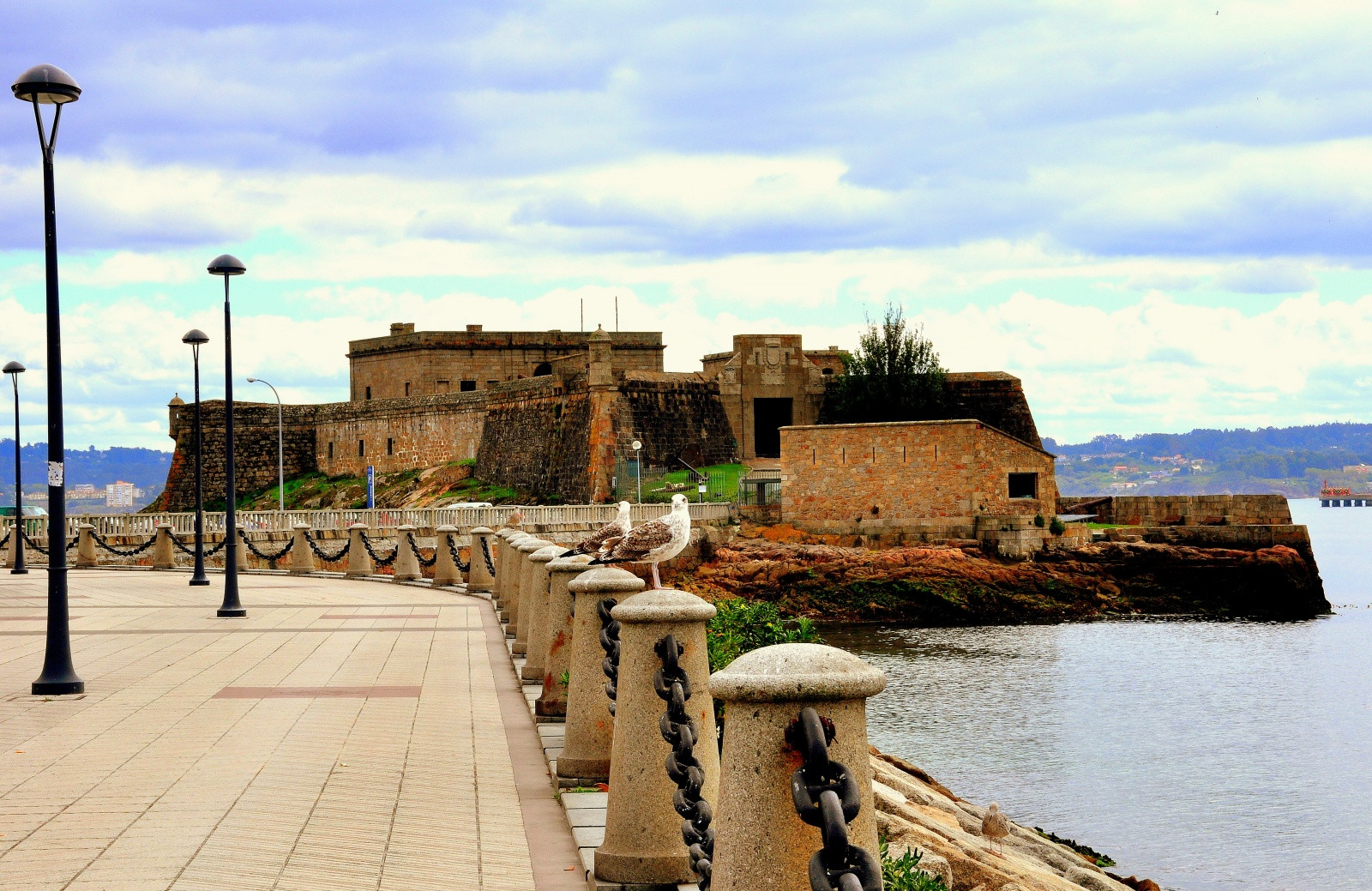 Замок Сан-Антон (Castillo de San Antón) в городе Ла-Корунья – фотографии Испании