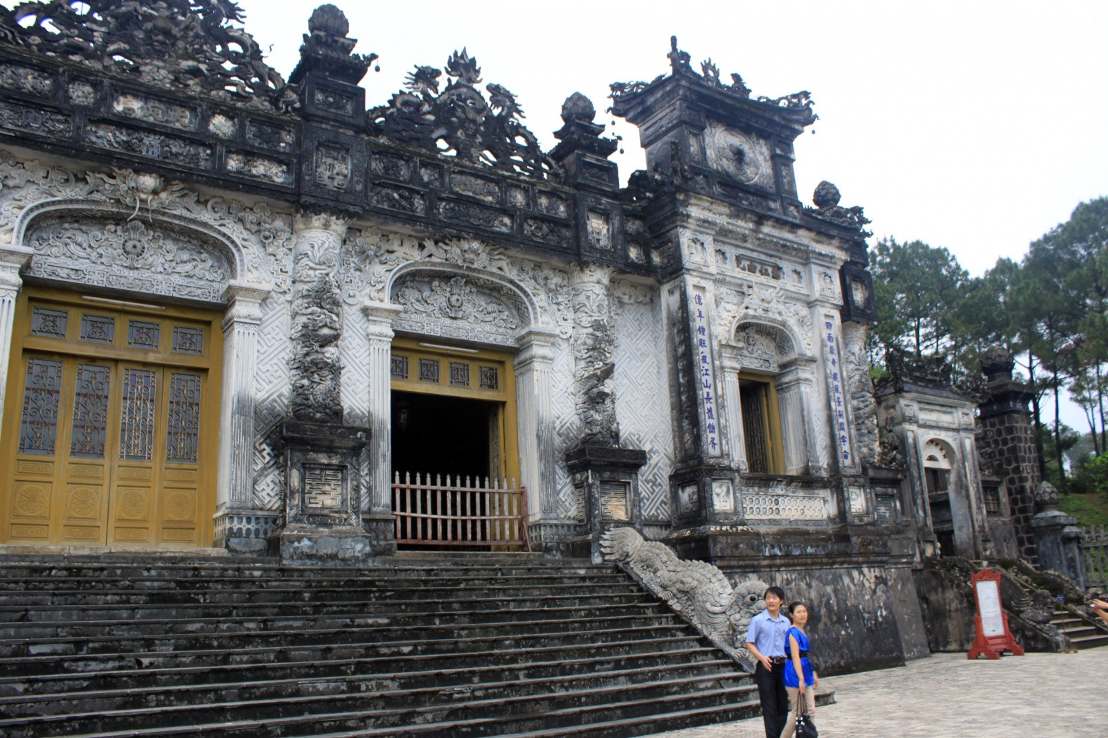 Гробница императора Кхай Динь в Хюэ – фотографии Вьетнама