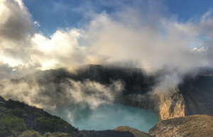 Вокруг озёр горы Келимуту мало тени, поэтому надевайте головной убор и защитите себя от солнца – фотографии Индонезии