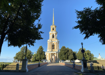 Вид на колокольню с моста – фотографии России