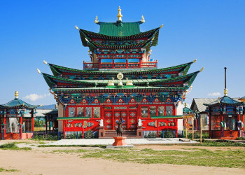 Ещё один способ загадать желание на территории Иволгинского дацана – прикоснуться к волшебному камню – фотографии России