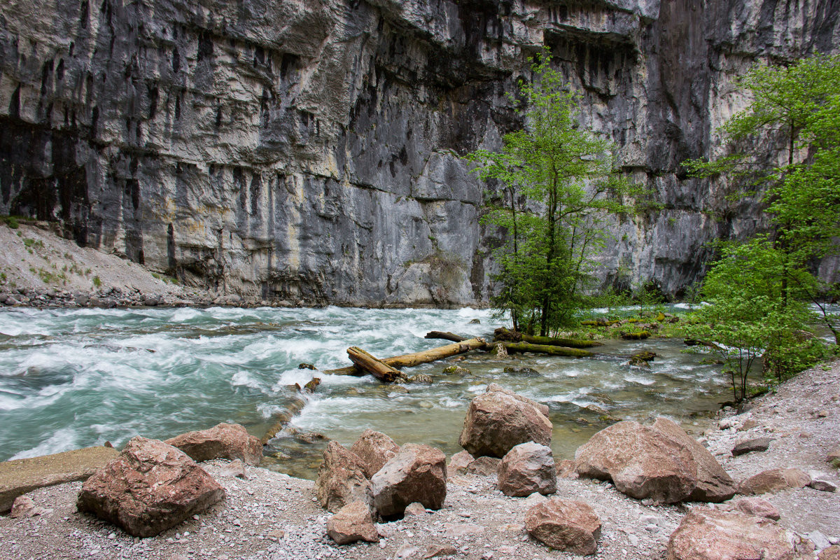 Река в горах. Озеро Рица. Абхазия. – фотографии Абхазии