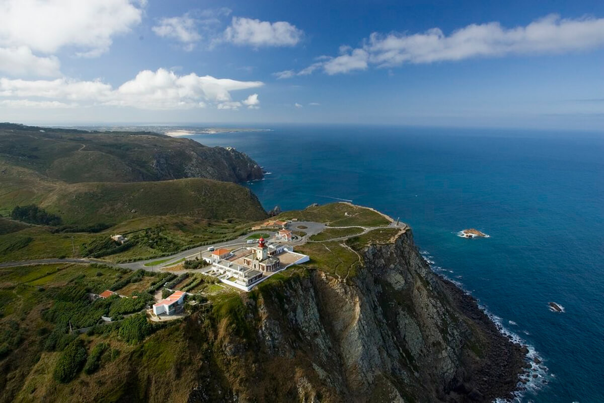Каменистый пляж у подножья мыса Рока (Cabo da Roca) в Португалии – фотографии Португалии