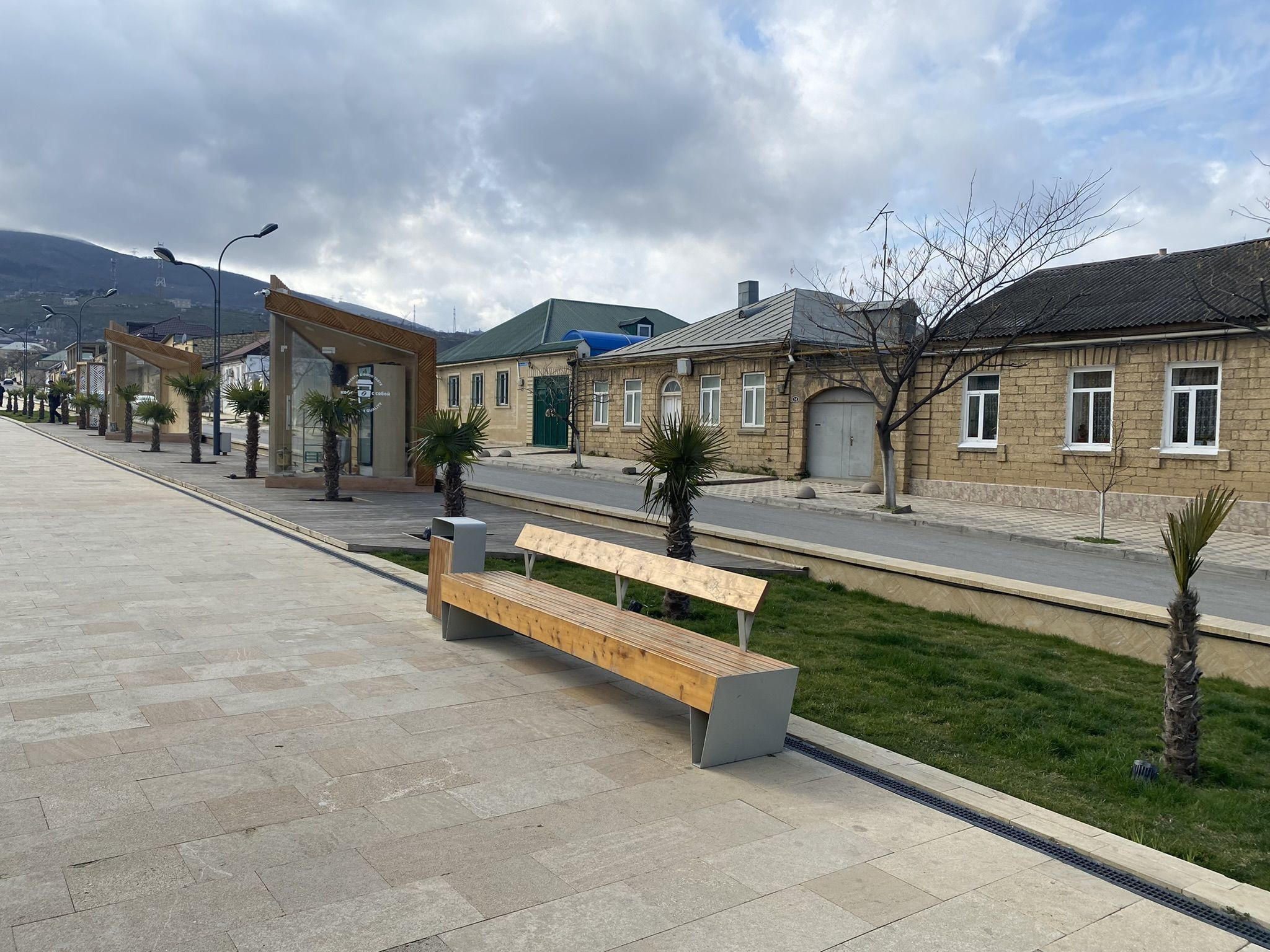 Облагороженная территория возле крепостной стены, Дербент – фотографии России