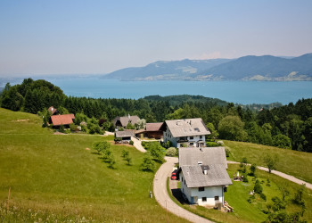 Деревушка на берегу озера Аттерзее. Австрия – фотографии Австрии