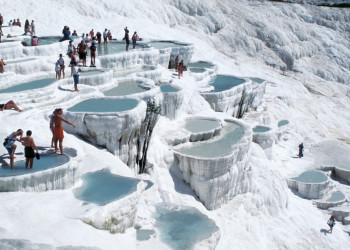 Белые склоны Памуккале в Турции как "хлопковый замок" – фотографии Турции